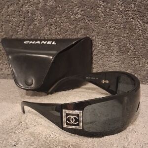 CHANEL Black Sunglasses with Sparkling Logo